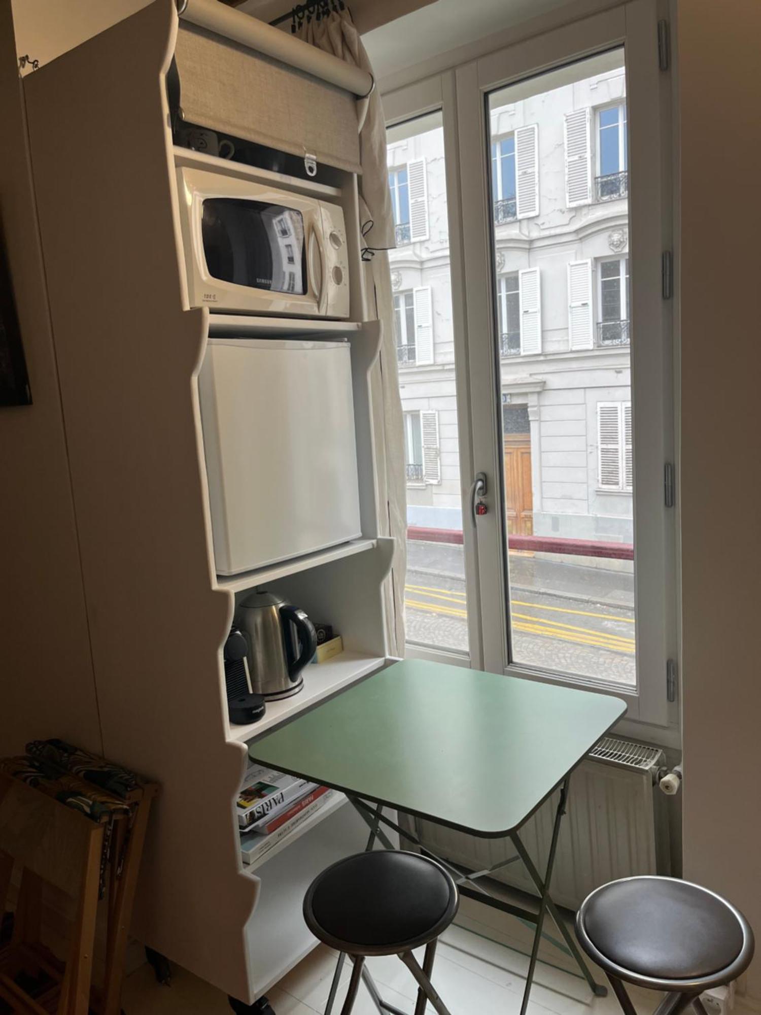 Deux En Plein Coeur De Montmartre,